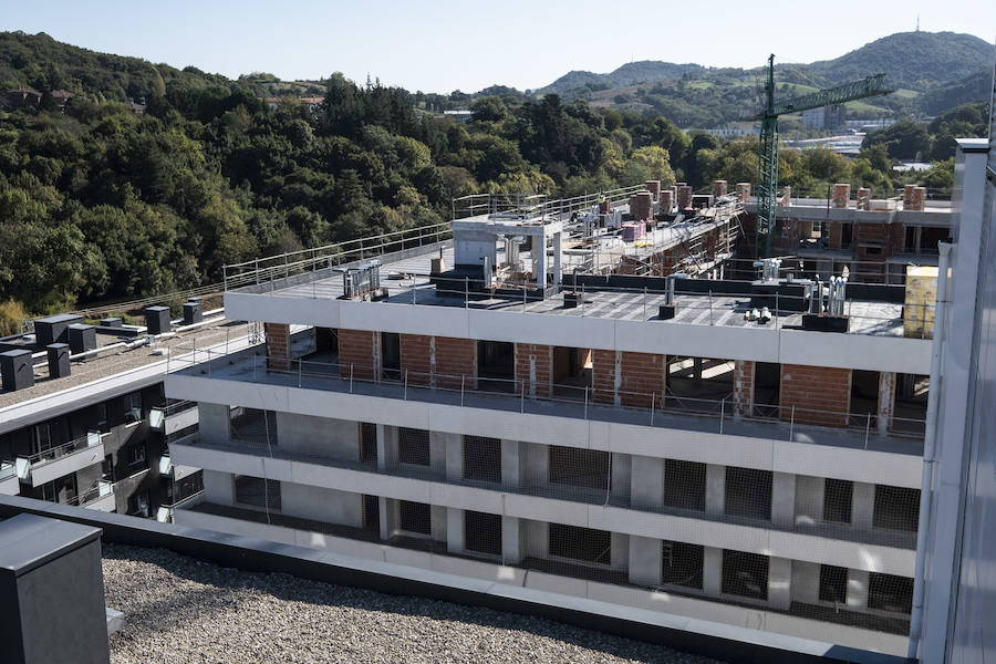 Este mes se entregan las llaves de las primeras 60 viviendas del barrio donostiarra de Txomin Berria, correspondientes al Ayuntamiento de San Sebastián y a la UTE Txomin liderada por Amenabar. El consistorio prevé que antes de fin de año se entreguen un total de 247 viviendas y el próximo año otras 363