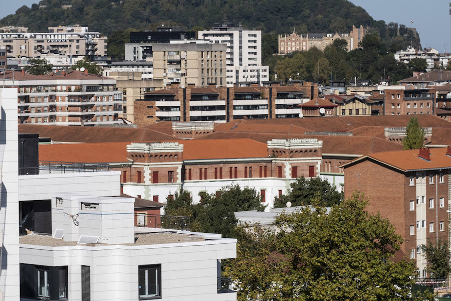 Este mes se entregan las llaves de las primeras 60 viviendas del barrio donostiarra de Txomin Berria, correspondientes al Ayuntamiento de San Sebastián y a la UTE Txomin liderada por Amenabar. El consistorio prevé que antes de fin de año se entreguen un total de 247 viviendas y el próximo año otras 363