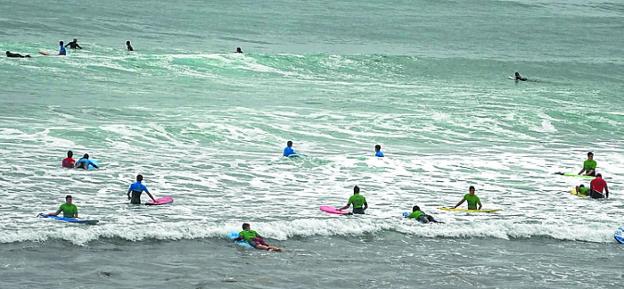 Partaidetza zabala espero da surf txapelketa herrikoian. 