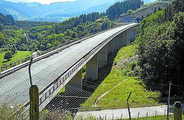 Viaducto del TAV en Bergara, rematado hace años. 