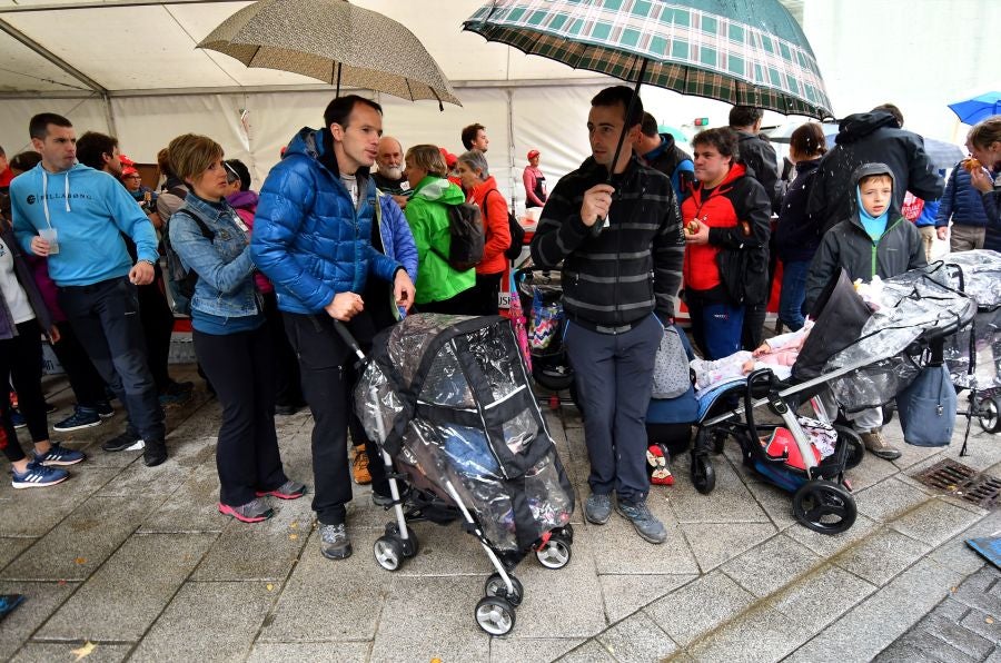 Kilometroak ha traído la fiesta de las ikastolas de Gipuzkoa a Zumarraga y Urretxu. Un circuito de 5,9 km que ha recorrido ambas localidades con cuatro áreas que han dado cabida a un sinfín de actividades. A pesar de la lluvia, ha habido fiesta a tope bajo el lema 'Zubiak batuz'.