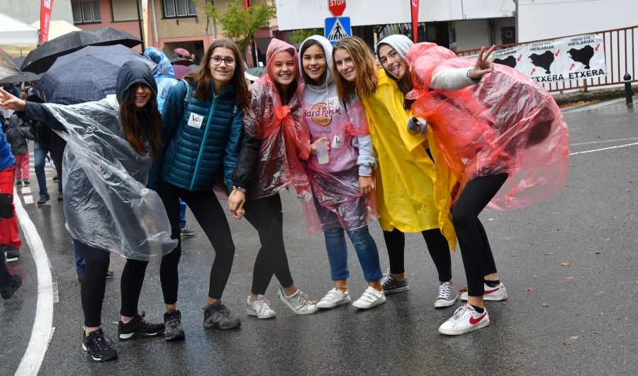 Kilometroak ha traído la fiesta de las ikastolas de Gipuzkoa a Zumarraga y Urretxu. Un circuito de 5,9 km que ha recorrido ambas localidades con cuatro áreas que han dado cabida a un sinfín de actividades. A pesar de la lluvia, ha habido fiesta a tope bajo el lema 'Zubiak batuz'.
