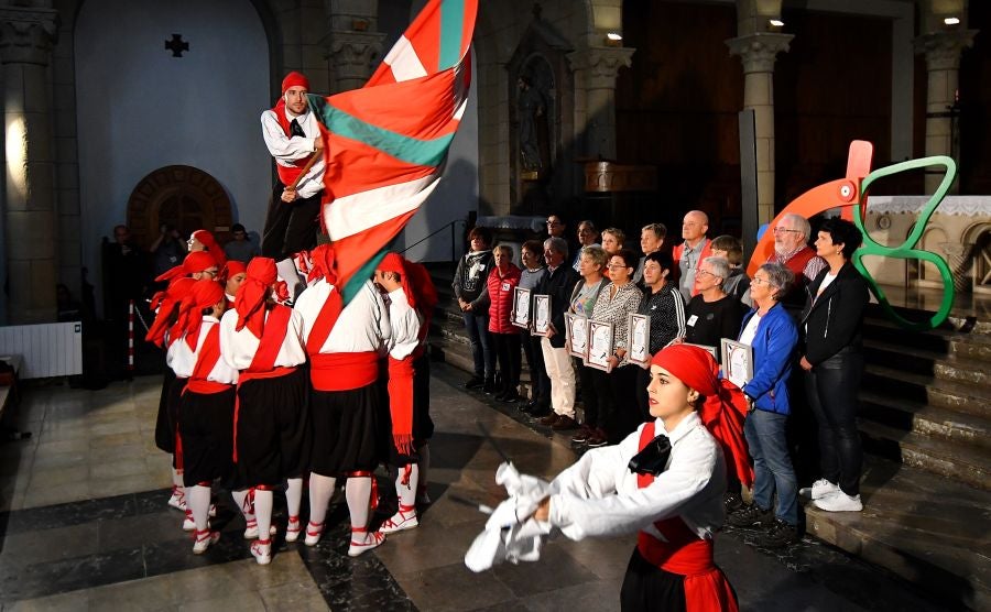 Kilometroak ha traído la fiesta de las ikastolas de Gipuzkoa a Zumarraga y Urretxu. Un circuito de 5,9 km que ha recorrido ambas localidades con cuatro áreas que han dado cabida a un sinfín de actividades. A pesar de la lluvia, ha habido fiesta a tope bajo el lema 'Zubiak batuz'.