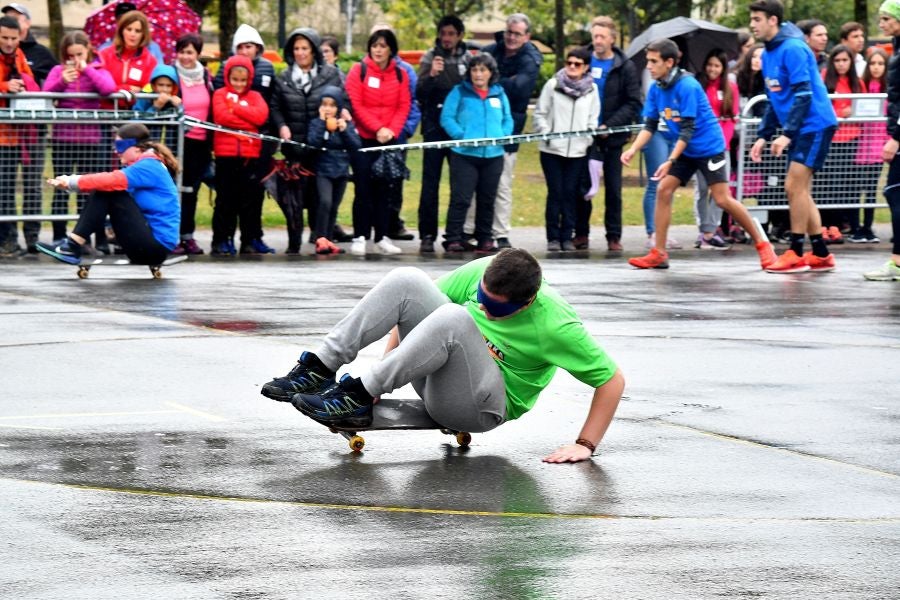 Kilometroak ha traído la fiesta de las ikastolas de Gipuzkoa a Zumarraga y Urretxu. Un circuito de 5,9 km que ha recorrido ambas localidades con cuatro áreas que han dado cabida a un sinfín de actividades. A pesar de la lluvia, ha habido fiesta a tope bajo el lema 'Zubiak batuz'.