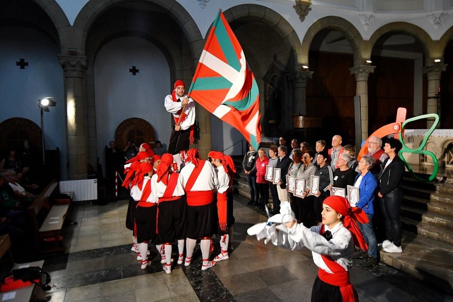 Kilometroak ha traído la fiesta de las ikastolas de Gipuzkoa a Zumarraga y Urretxu. Un circuito de 5,9 km que ha recorrido ambas localidades con cuatro áreas que han dado cabida a un sinfín de actividades. A pesar de la lluvia, ha habido fiesta a tope bajo el lema 'Zubiak batuz'.