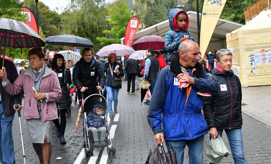 Kilometroak ha traído la fiesta de las ikastolas de Gipuzkoa a Zumarraga y Urretxu. Un circuito de 5,9 km que ha recorrido ambas localidades con cuatro áreas que han dado cabida a un sinfín de actividades. A pesar de la lluvia, ha habido fiesta a tope bajo el lema 'Zubiak batuz'.