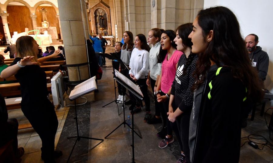 Kilometroak ha traído la fiesta de las ikastolas de Gipuzkoa a Zumarraga y Urretxu. Un circuito de 5,9 km que ha recorrido ambas localidades con cuatro áreas que han dado cabida a un sinfín de actividades. A pesar de la lluvia, ha habido fiesta a tope bajo el lema 'Zubiak batuz'.