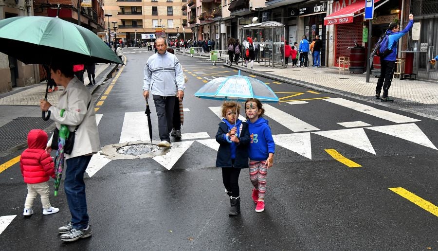 Kilometroak ha traído la fiesta de las ikastolas de Gipuzkoa a Zumarraga y Urretxu. Un circuito de 5,9 km que ha recorrido ambas localidades con cuatro áreas que han dado cabida a un sinfín de actividades. A pesar de la lluvia, ha habido fiesta a tope bajo el lema 'Zubiak batuz'.
