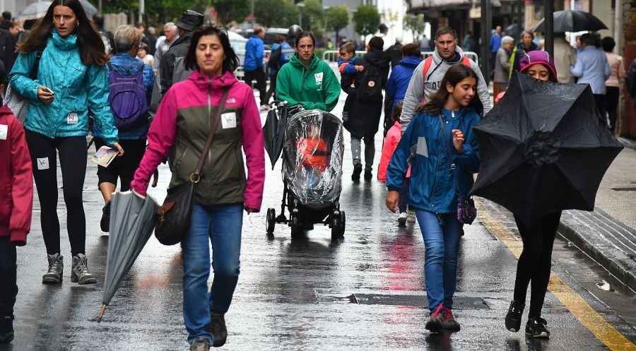 Kilometroak ha traído la fiesta de las ikastolas de Gipuzkoa a Zumarraga y Urretxu. Un circuito de 5,9 km que ha recorrido ambas localidades con cuatro áreas que han dado cabida a un sinfín de actividades. A pesar de la lluvia, ha habido fiesta a tope bajo el lema 'Zubiak batuz'.