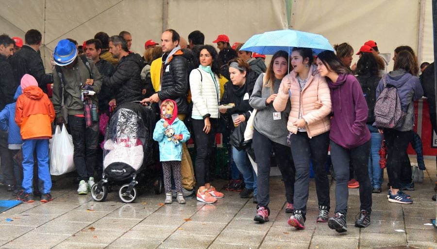 Kilometroak ha traído la fiesta de las ikastolas de Gipuzkoa a Zumarraga y Urretxu. Un circuito de 5,9 km que ha recorrido ambas localidades con cuatro áreas que han dado cabida a un sinfín de actividades. A pesar de la lluvia, ha habido fiesta a tope bajo el lema 'Zubiak batuz'.