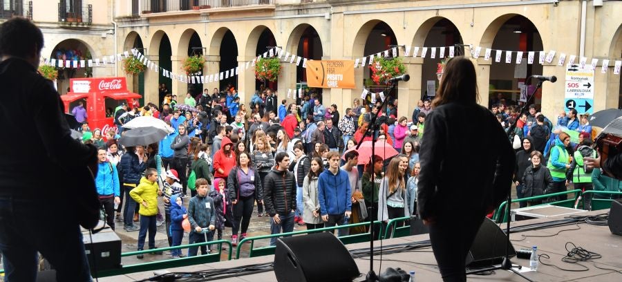 Kilometroak ha traído la fiesta de las ikastolas de Gipuzkoa a Zumarraga y Urretxu. Un circuito de 5,9 km que ha recorrido ambas localidades con cuatro áreas que han dado cabida a un sinfín de actividades. A pesar de la lluvia, ha habido fiesta a tope bajo el lema 'Zubiak batuz'.