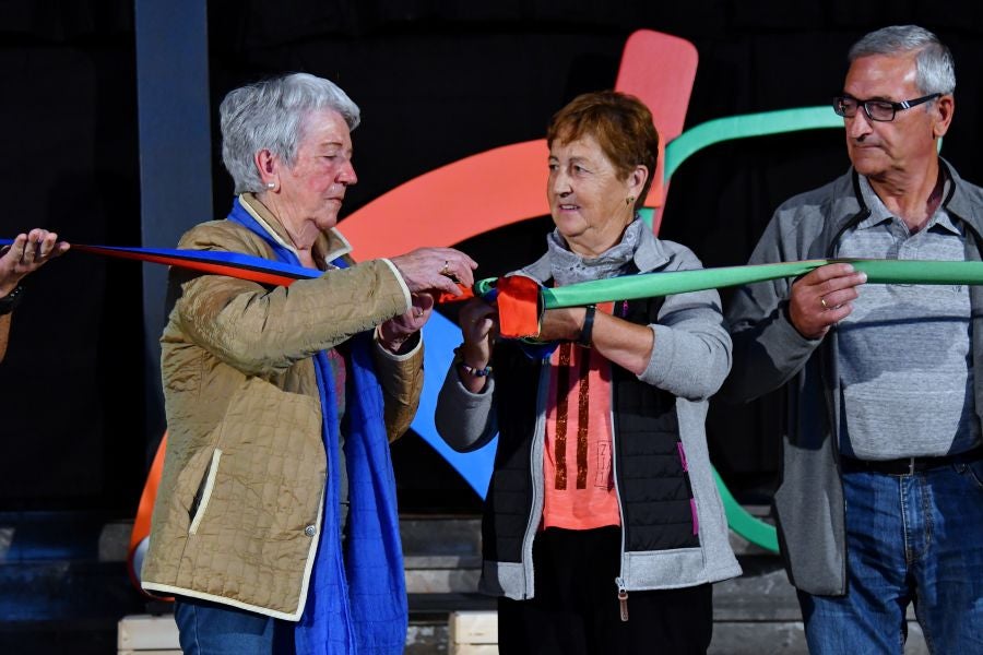 Kilometroak ha traído la fiesta de las ikastolas de Gipuzkoa a Zumarraga y Urretxu. Un circuito de 5,9 km que ha recorrido ambas localidades con cuatro áreas que han dado cabida a un sinfín de actividades. A pesar de la lluvia, ha habido fiesta a tope bajo el lema 'Zubiak batuz'.