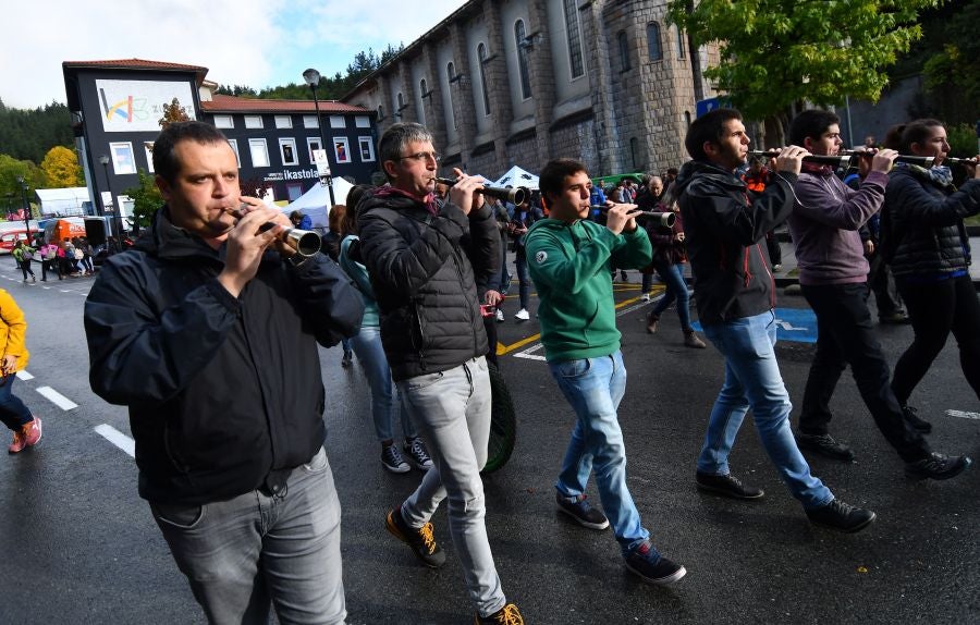 Kilometroak ha traído la fiesta de las ikastolas de Gipuzkoa a Zumarraga y Urretxu. Un circuito de 5,9 km que ha recorrido ambas localidades con cuatro áreas que han dado cabida a un sinfín de actividades. A pesar de la lluvia, ha habido fiesta a tope bajo el lema 'Zubiak batuz'.