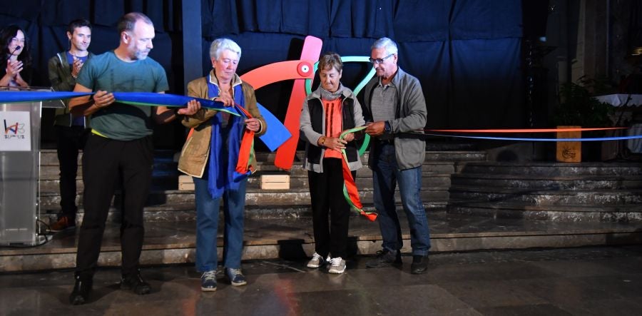 Kilometroak ha traído la fiesta de las ikastolas de Gipuzkoa a Zumarraga y Urretxu. Un circuito de 5,9 km que ha recorrido ambas localidades con cuatro áreas que han dado cabida a un sinfín de actividades. A pesar de la lluvia, ha habido fiesta a tope bajo el lema 'Zubiak batuz'.