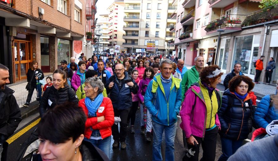 Kilometroak ha traído la fiesta de las ikastolas de Gipuzkoa a Zumarraga y Urretxu. Un circuito de 5,9 km que ha recorrido ambas localidades con cuatro áreas que han dado cabida a un sinfín de actividades. A pesar de la lluvia, ha habido fiesta a tope bajo el lema 'Zubiak batuz'.