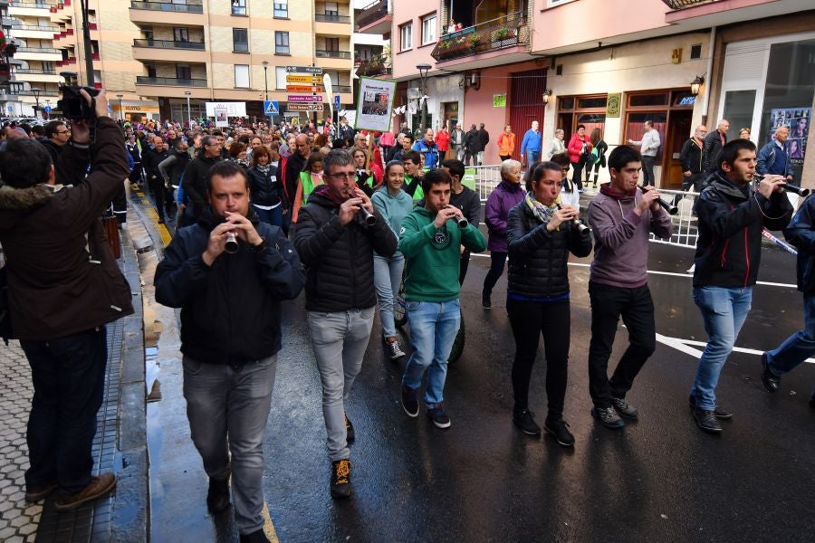 Kilometroak ha traído la fiesta de las ikastolas de Gipuzkoa a Zumarraga y Urretxu. Un circuito de 5,9 km que ha recorrido ambas localidades con cuatro áreas que han dado cabida a un sinfín de actividades. A pesar de la lluvia, ha habido fiesta a tope bajo el lema 'Zubiak batuz'.