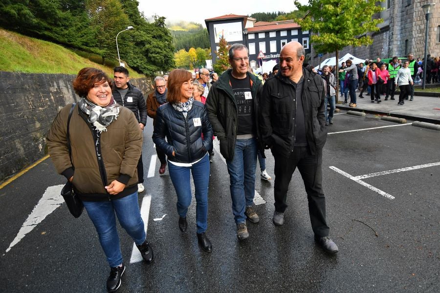 Kilometroak ha traído la fiesta de las ikastolas de Gipuzkoa a Zumarraga y Urretxu. Un circuito de 5,9 km que ha recorrido ambas localidades con cuatro áreas que han dado cabida a un sinfín de actividades. A pesar de la lluvia, ha habido fiesta a tope bajo el lema 'Zubiak batuz'.