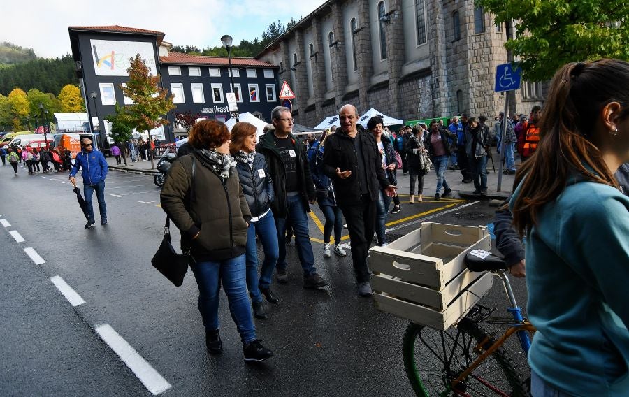 Kilometroak ha traído la fiesta de las ikastolas de Gipuzkoa a Zumarraga y Urretxu. Un circuito de 5,9 km que ha recorrido ambas localidades con cuatro áreas que han dado cabida a un sinfín de actividades. A pesar de la lluvia, ha habido fiesta a tope bajo el lema 'Zubiak batuz'.