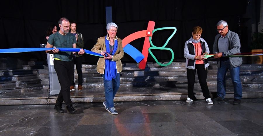 Kilometroak ha traído la fiesta de las ikastolas de Gipuzkoa a Zumarraga y Urretxu. Un circuito de 5,9 km que ha recorrido ambas localidades con cuatro áreas que han dado cabida a un sinfín de actividades. A pesar de la lluvia, ha habido fiesta a tope bajo el lema 'Zubiak batuz'.