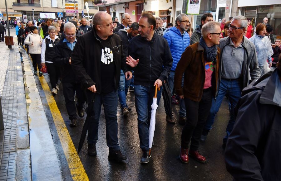 Kilometroak ha traído la fiesta de las ikastolas de Gipuzkoa a Zumarraga y Urretxu. Un circuito de 5,9 km que ha recorrido ambas localidades con cuatro áreas que han dado cabida a un sinfín de actividades. A pesar de la lluvia, ha habido fiesta a tope bajo el lema 'Zubiak batuz'.