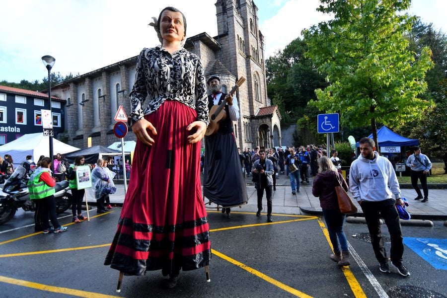 Kilometroak ha traído la fiesta de las ikastolas de Gipuzkoa a Zumarraga y Urretxu. Un circuito de 5,9 km que ha recorrido ambas localidades con cuatro áreas que han dado cabida a un sinfín de actividades. A pesar de la lluvia, ha habido fiesta a tope bajo el lema 'Zubiak batuz'.