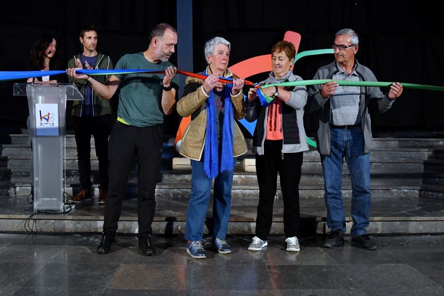 Kilometroak ha traído la fiesta de las ikastolas de Gipuzkoa a Zumarraga y Urretxu. Un circuito de 5,9 km que ha recorrido ambas localidades con cuatro áreas que han dado cabida a un sinfín de actividades. A pesar de la lluvia, ha habido fiesta a tope bajo el lema 'Zubiak batuz'.