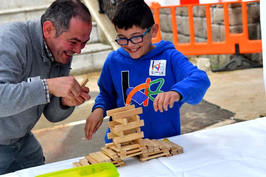 Kilometroak ha traído la fiesta de las ikastolas de Gipuzkoa a Zumarraga y Urretxu. Un circuito de 5,9 km que ha recorrido ambas localidades con cuatro áreas que han dado cabida a un sinfín de actividades. A pesar de la lluvia, ha habido fiesta a tope bajo el lema 'Zubiak batuz'.
