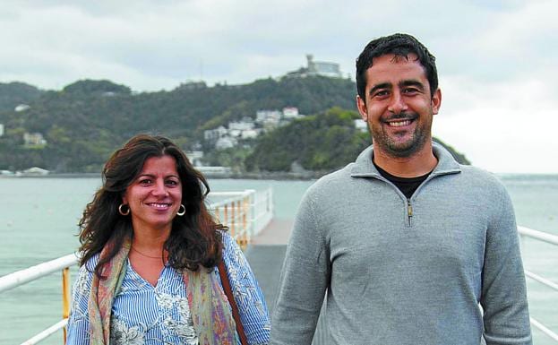 Marta Álvarez e Iñigo San Aniceto pasean por la pasarela del Náutico en San Sebastián.