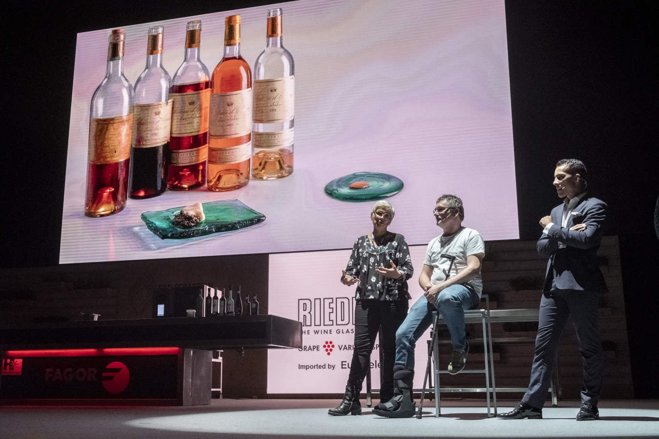 El chef Juan Mari Arzak ha recibido el Premio Homenaje en la jornada inaugural de San Sebastian Gastronomika este lunes.