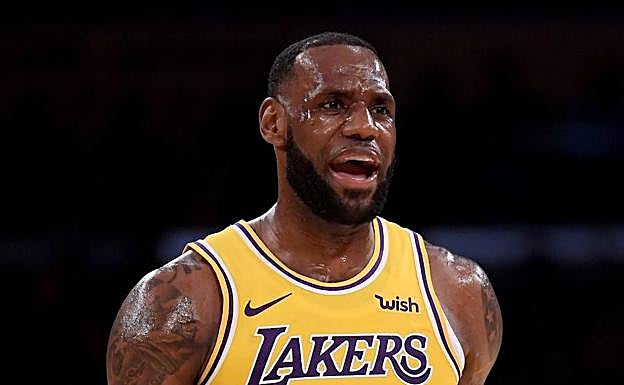 Lebron James en un partido de pretemporada con su nuevo equipo