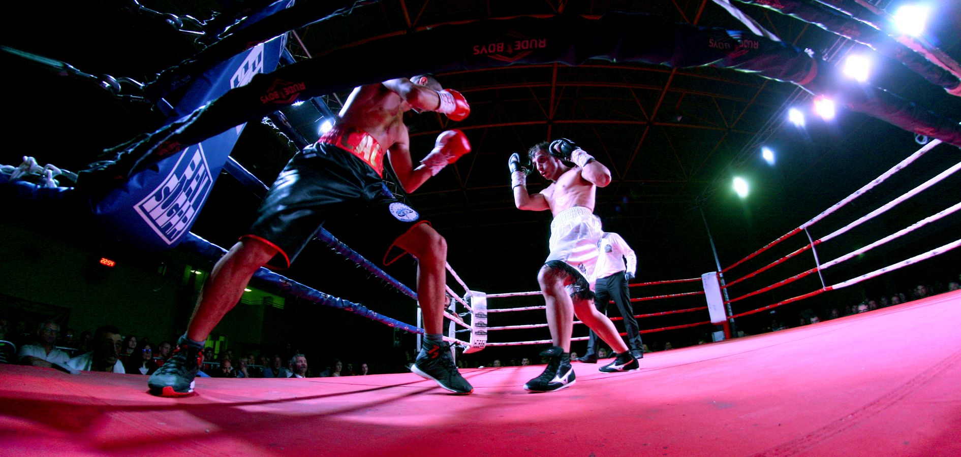 El errenteriarra se hizo con el cinturón Nacional y de la Unión Europea en peso gallo | Un polideportivo de Galtzaraborda abarrotado acogió una velada única con tres combates profesionales y siete amateurs.