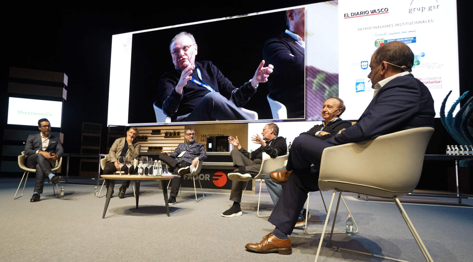 La segunda jornada de la feria ha ofecido un sentido recuerdo al norteamericano Anthony Bourdain fallecido en junio. También han destacado las ponencia de chefs como Josean Alija, Pedro Subijana, Carles Abellán o Paco Pérez, entre otros