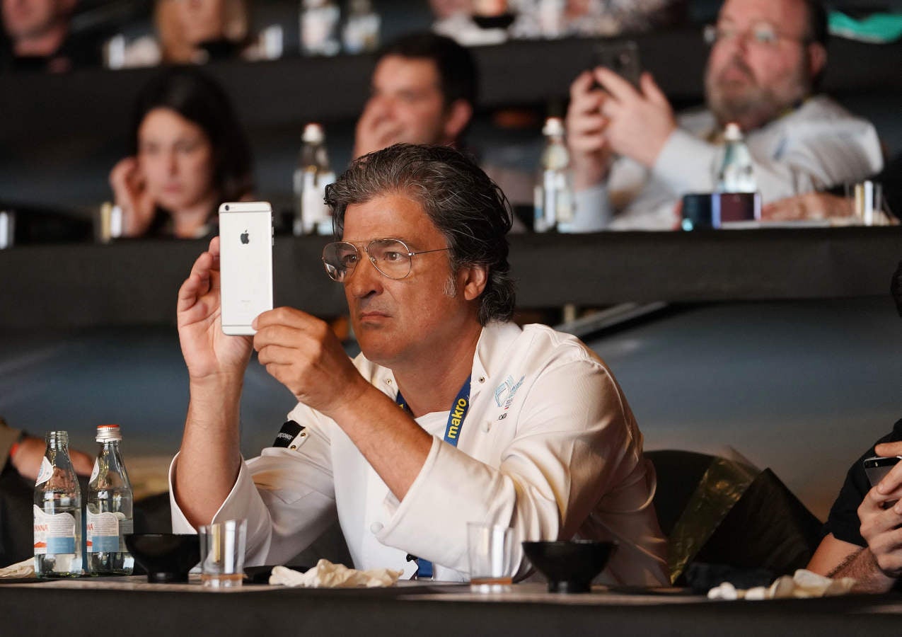 La segunda jornada de la feria ha ofecido un sentido recuerdo al norteamericano Anthony Bourdain fallecido en junio. También han destacado las ponencia de chefs como Josean Alija, Pedro Subijana, Carles Abellán o Paco Pérez, entre otros