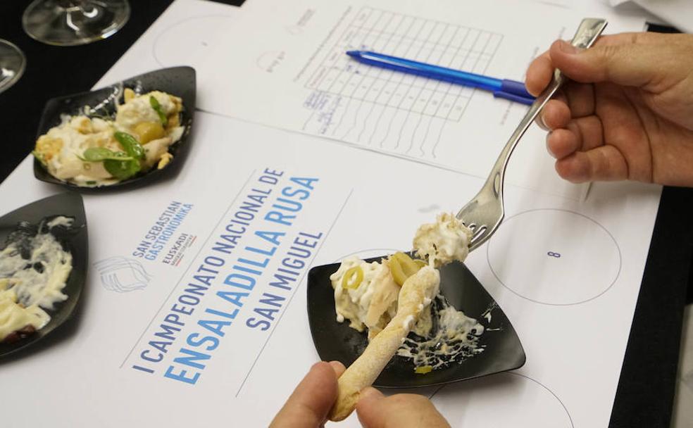 La ensaladilla ganadora en la segunda jornada de San Sebastián Gastronomika, degustada por uno de los miembros del jurado.