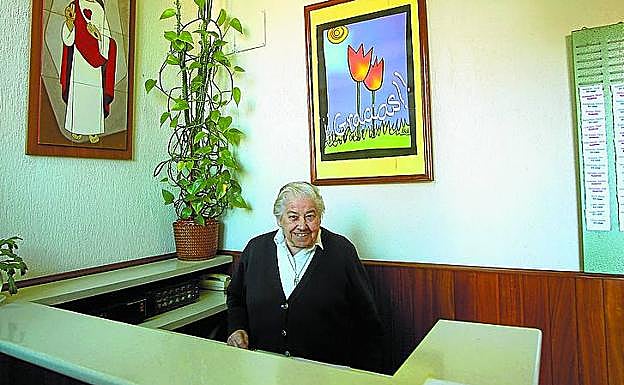 La hermana Irene, en la recepción de la residencia. 