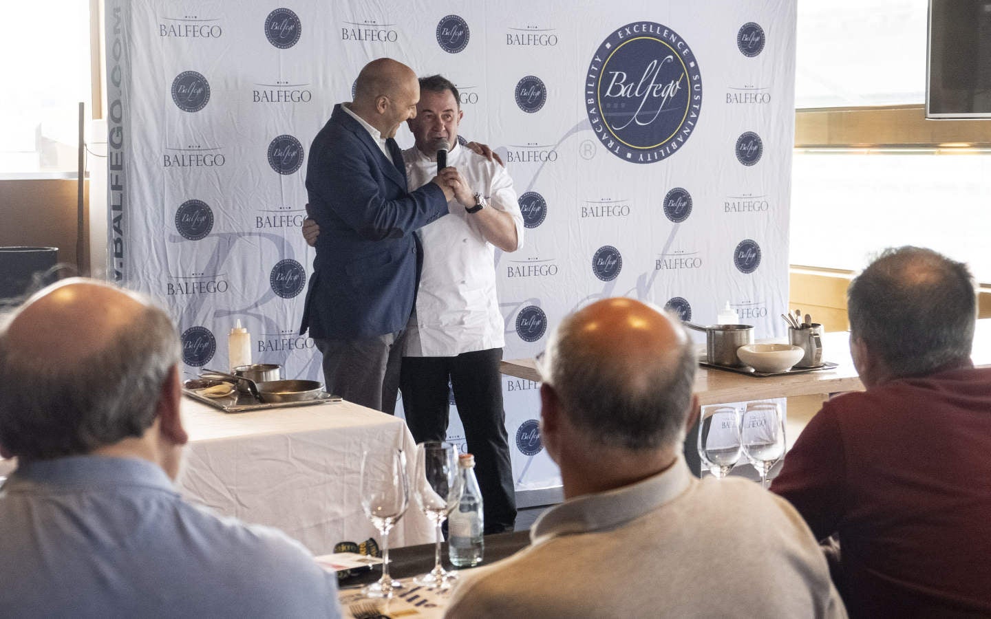De la agenda de este miércoles han destacado varios hitos. La traca fina ha llegado completa, apetitosa, sabrosa y contundente: cata de vinos, concurso nacional de parrilla, que cumple su novena edición. ponencias de Hilario Arbelaitz, Germán Martitegui, Chele González y Quique Dacosta, entre otros.