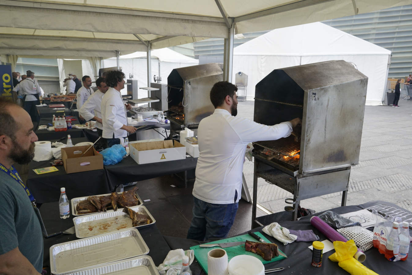 De la agenda de este miércoles han destacado varios hitos. La traca fina ha llegado completa, apetitosa, sabrosa y contundente: cata de vinos, concurso nacional de parrilla, que cumple su novena edición. ponencias de Hilario Arbelaitz, Germán Martitegui, Chele González y Quique Dacosta, entre otros.