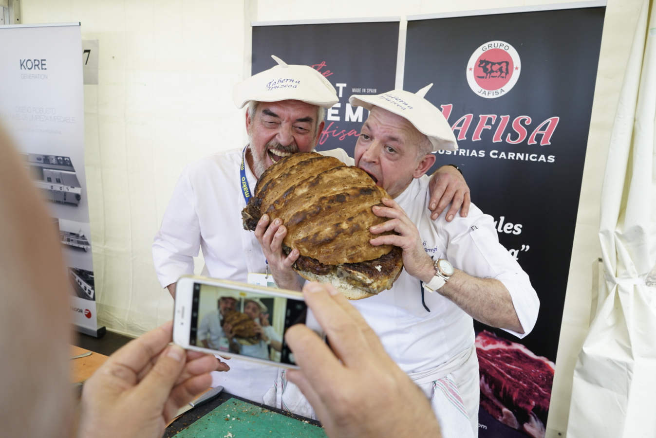 De la agenda de este miércoles han destacado varios hitos. La traca fina ha llegado completa, apetitosa, sabrosa y contundente: cata de vinos, concurso nacional de parrilla, que cumple su novena edición. ponencias de Hilario Arbelaitz, Germán Martitegui, Chele González y Quique Dacosta, entre otros.