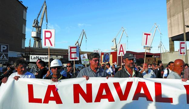 La manifestación de trabajadores de La Naval que ayer tarde recorrió Sestao contra los despidos.
