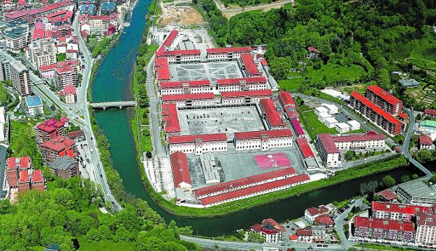 Vista aérea de los cuarteles de Loiola, que ofrecen un terreno llano idóneo para el crecimiento urbanístico de la ciudad.