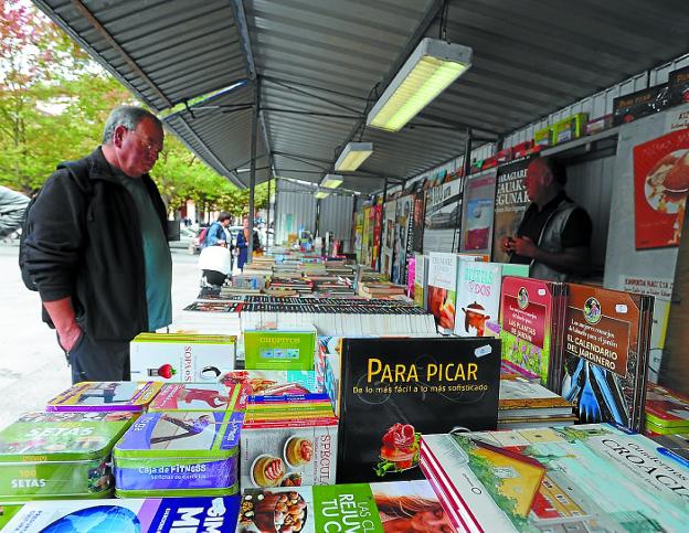 La Feria del libro ha abierto sus stands en Unzaga. 