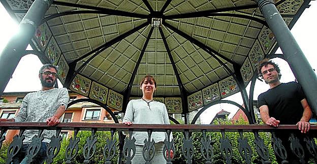 «Somos un grupo con una base rockera y teatral», aseguran los miembros del colectivo musical Mukuru. 