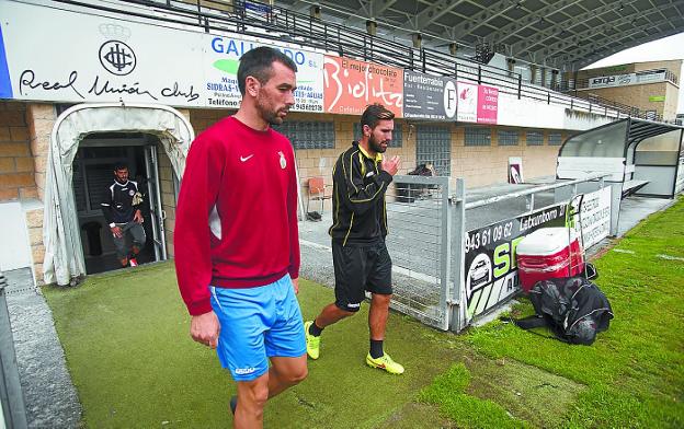 Juan Domínguez charla con Esnaola antes del entrenamiento en el Stadium Gal.
