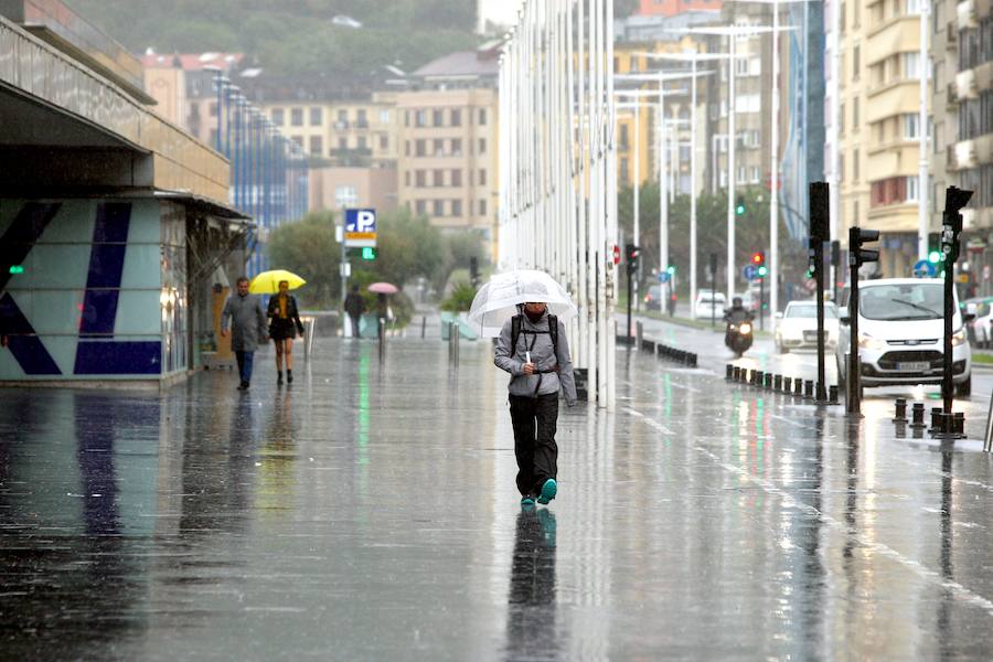 Después de un viernes y un sábado con temperaturas más que veraniegas, que animaron a acercarse a la playa, el largo fin de semana concluye con lluvia, y mucha.