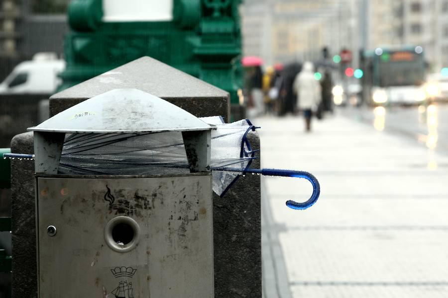 Después de un viernes y un sábado con temperaturas más que veraniegas, que animaron a acercarse a la playa, el largo fin de semana concluye con lluvia, y mucha.