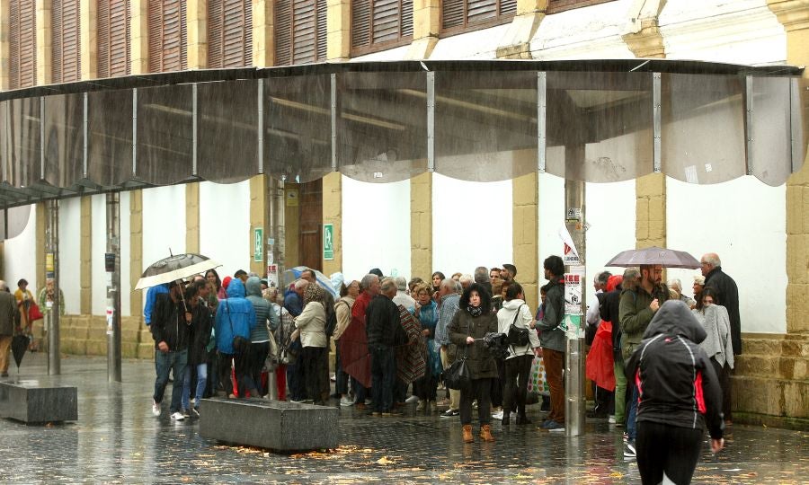 Después de un viernes y un sábado con temperaturas más que veraniegas, que animaron a acercarse a la playa, el largo fin de semana concluye con lluvia, y mucha.