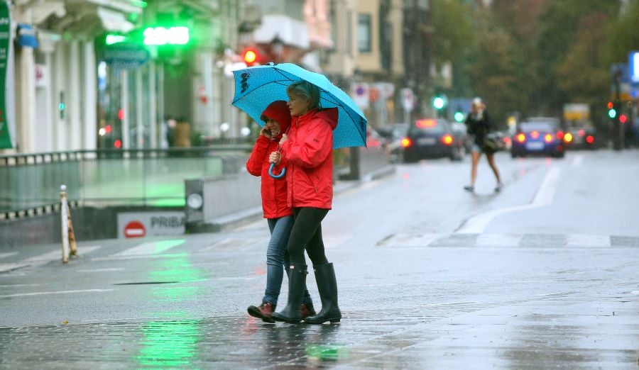 Después de un viernes y un sábado con temperaturas más que veraniegas, que animaron a acercarse a la playa, el largo fin de semana concluye con lluvia, y mucha.