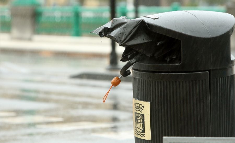 Después de un viernes y un sábado con temperaturas más que veraniegas, que animaron a acercarse a la playa, el largo fin de semana concluye con lluvia, y mucha.