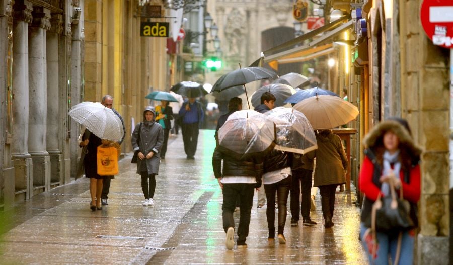 Después de un viernes y un sábado con temperaturas más que veraniegas, que animaron a acercarse a la playa, el largo fin de semana concluye con lluvia, y mucha.