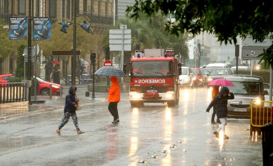 Después de un viernes y un sábado con temperaturas más que veraniegas, que animaron a acercarse a la playa, el largo fin de semana concluye con lluvia, y mucha.
